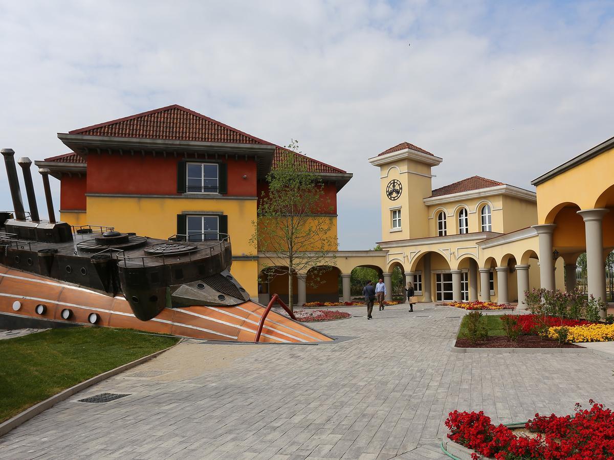 Gardaland Adventure Hotel Castelnuovo del Garda Exteriör bild